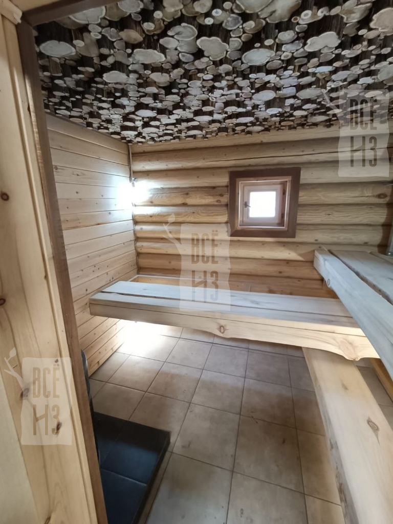 Фото 3D панно из можжевельника для сауны, выполненного из спилов с объемным эффектом и подсветкой, создающей теплую и уютную атмосферу в помещении.