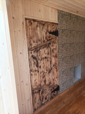 Продаем дверь с коробкой (хвоя) 800х1800х150 "крестьянская" под старину (сорт ав) в Азнакаево по доступным ценам.
